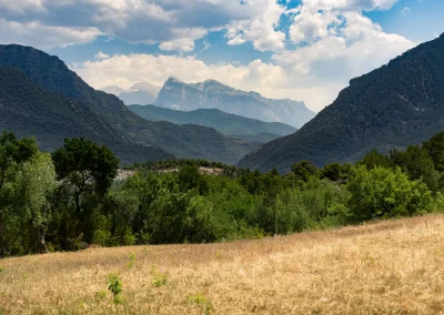 vistas de la peña montañesa desde los apartamentos rurales en Albella, en el pirineo de Huesca y cerca de Ordesa