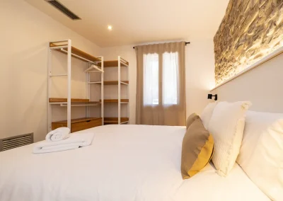moderna habitación de matrimonio en Mu Apartamentos Rurales en Albella, pirineo de Huesca y cerca del valle de Ordesa
