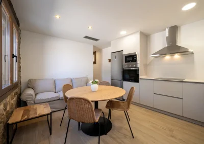 Cocina comedor en Mu Apartamentos Rurales en Albella, en el pirineo de Huesca y cerca del valle de Ordesa