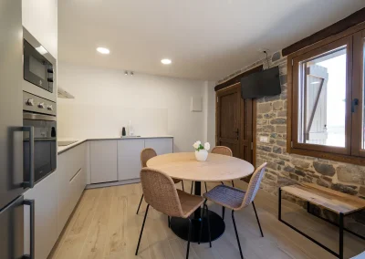 Cocina comedor en Mu Apartamentos Rurales en Albella, en el pirineo de Huesca y cerca del valle de Ordesa