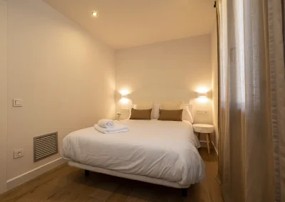 moderna habitación de matrimonio en Mu Apartamentos Rurales en Albella, pirineo de Huesca y cerca del valle de Ordesa