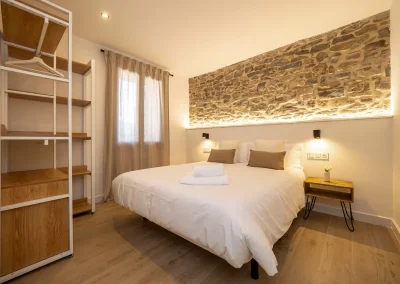 moderna habitación de matrimonio en Mu Apartamentos Rurales en Albella, pirineo de Huesca y cerca del valle de Ordesa