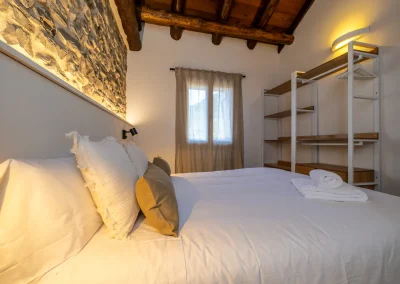bonita habitación con cubierta de madera en mu apartamentos rurales en Albella, en el pirineo de Huesca y cerca del valle de Ordesa