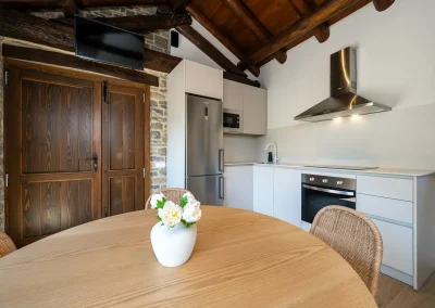 cocina equipada en los apartamentos rurales en Albella, en el pirineo de Huesca y cerca del valle de Ordesa