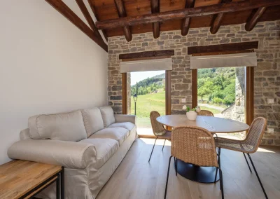 salon comedor rustico de mu apartamentos rurales en Albella, en el pirineo de Huesca y cerca de Ordesa