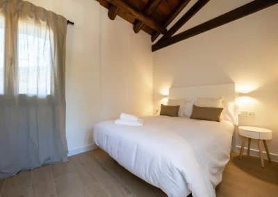 impresionante habitación de mu apartamentos rurales en Albella, en el pirineo de Huesca y cerca de Ordesa