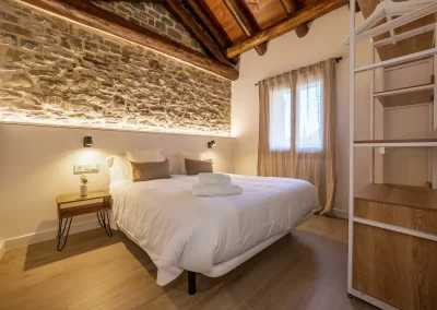 bonita habitación con cubierta de madera en mu apartamentos rurales en Albella, en el pirineo de Huesca y cerca del valle de Ordesa